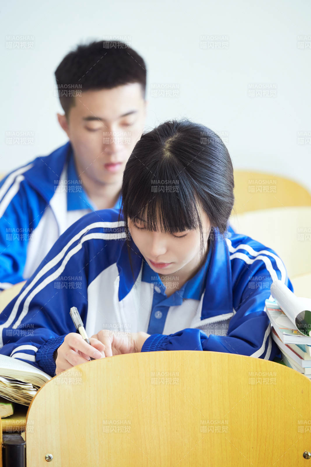 教室里努力看书学习备战高考的高中生图片