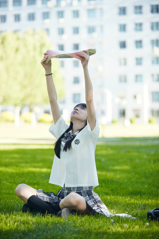 在户外草坪看书学习的女生图片