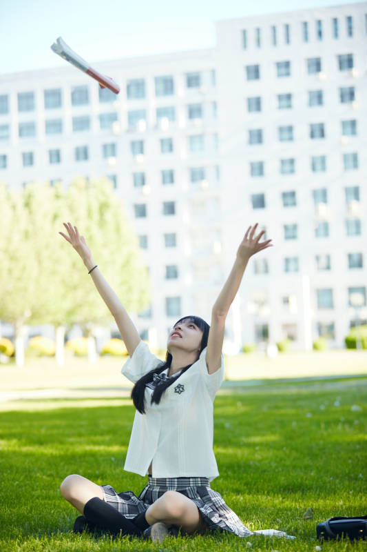 在户外草坪看书学习的女生图片