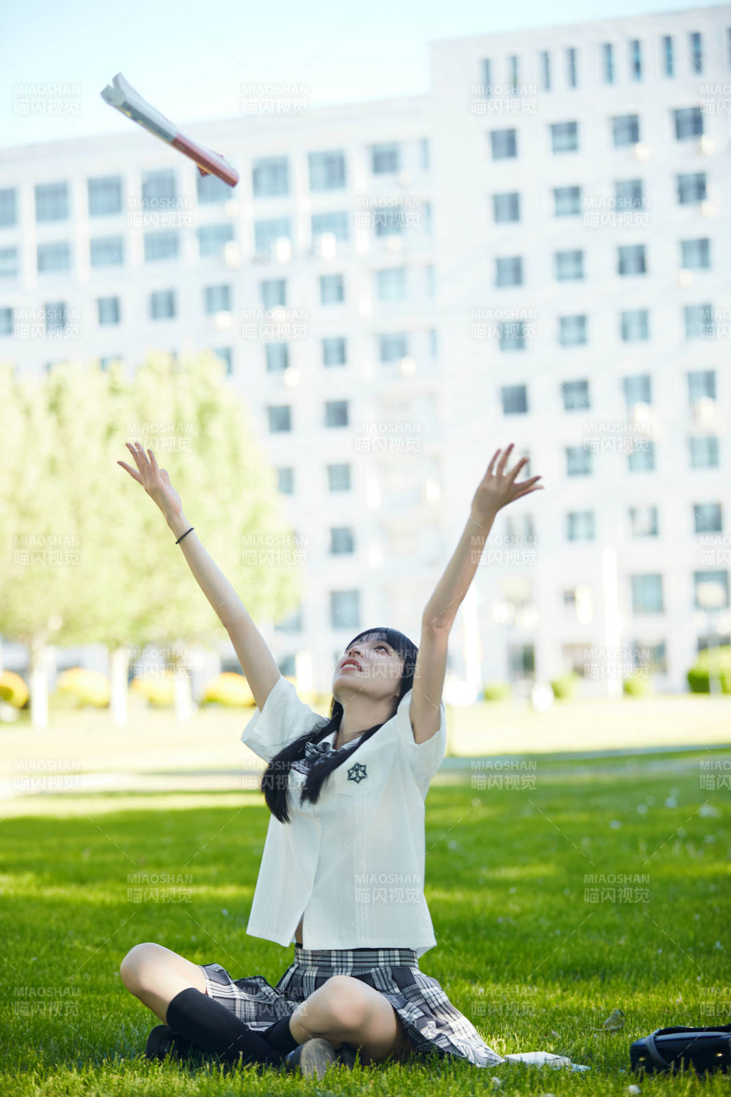 在户外草坪看书学习的女生图片