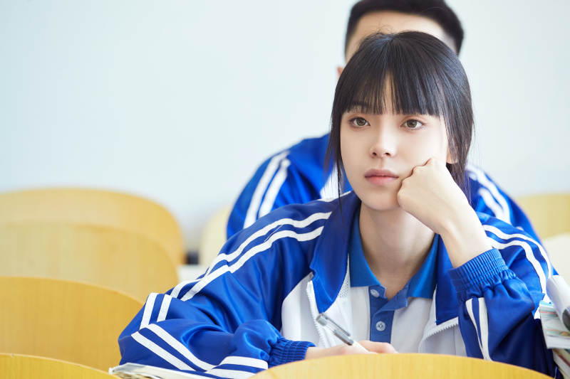 教室里努力看书学习备战高考的高中生图片