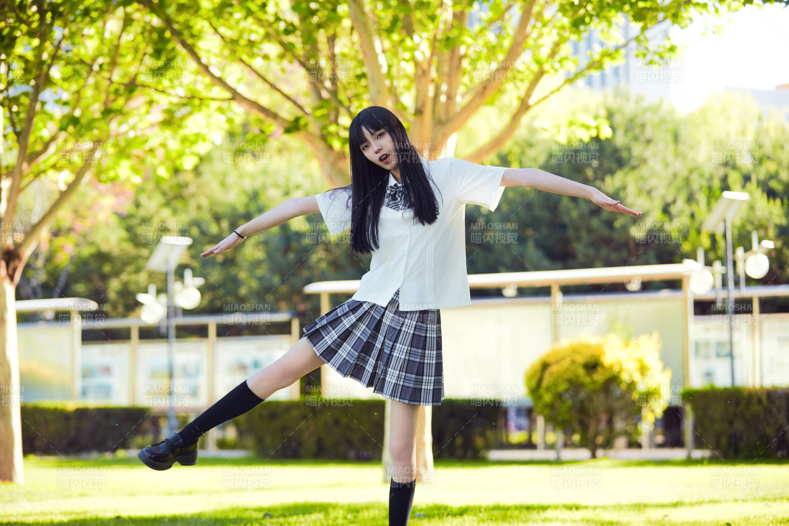 穿着日系JK制服的亚洲少女图片