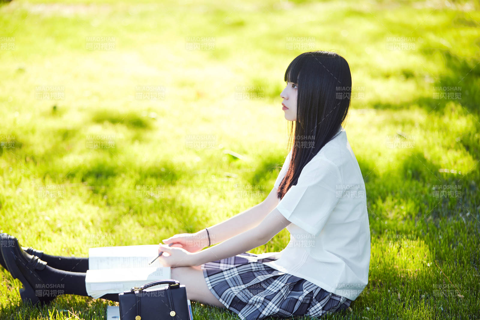 在户外草坪看书学习的女生图片