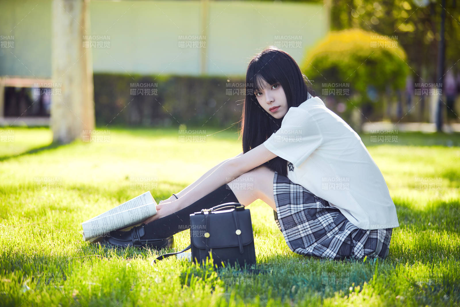 在户外草坪看书学习的女生图片