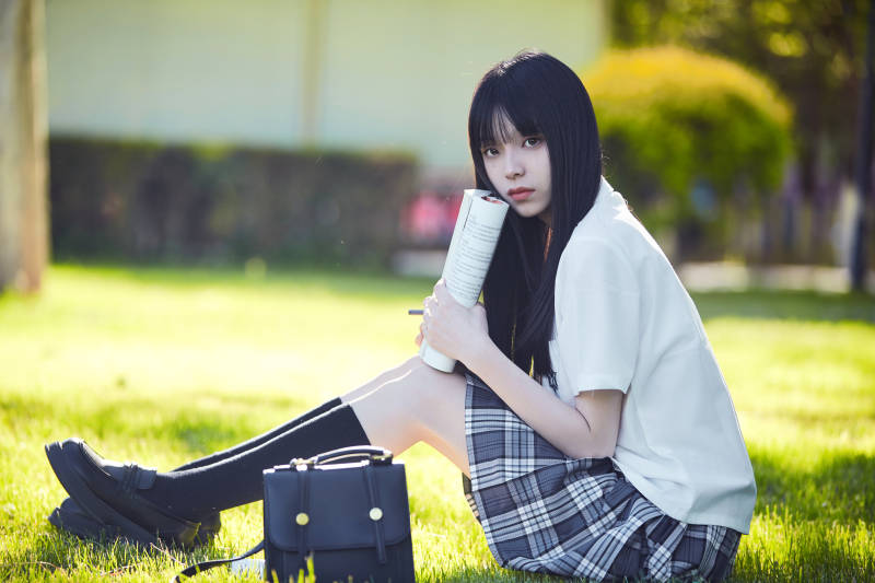 在户外草坪看书学习的女生图片