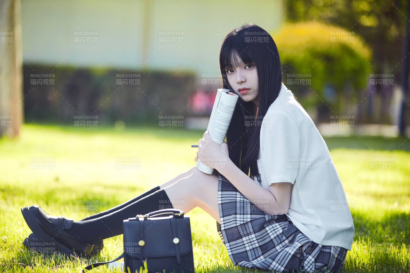 在户外草坪看书学习的女生图片