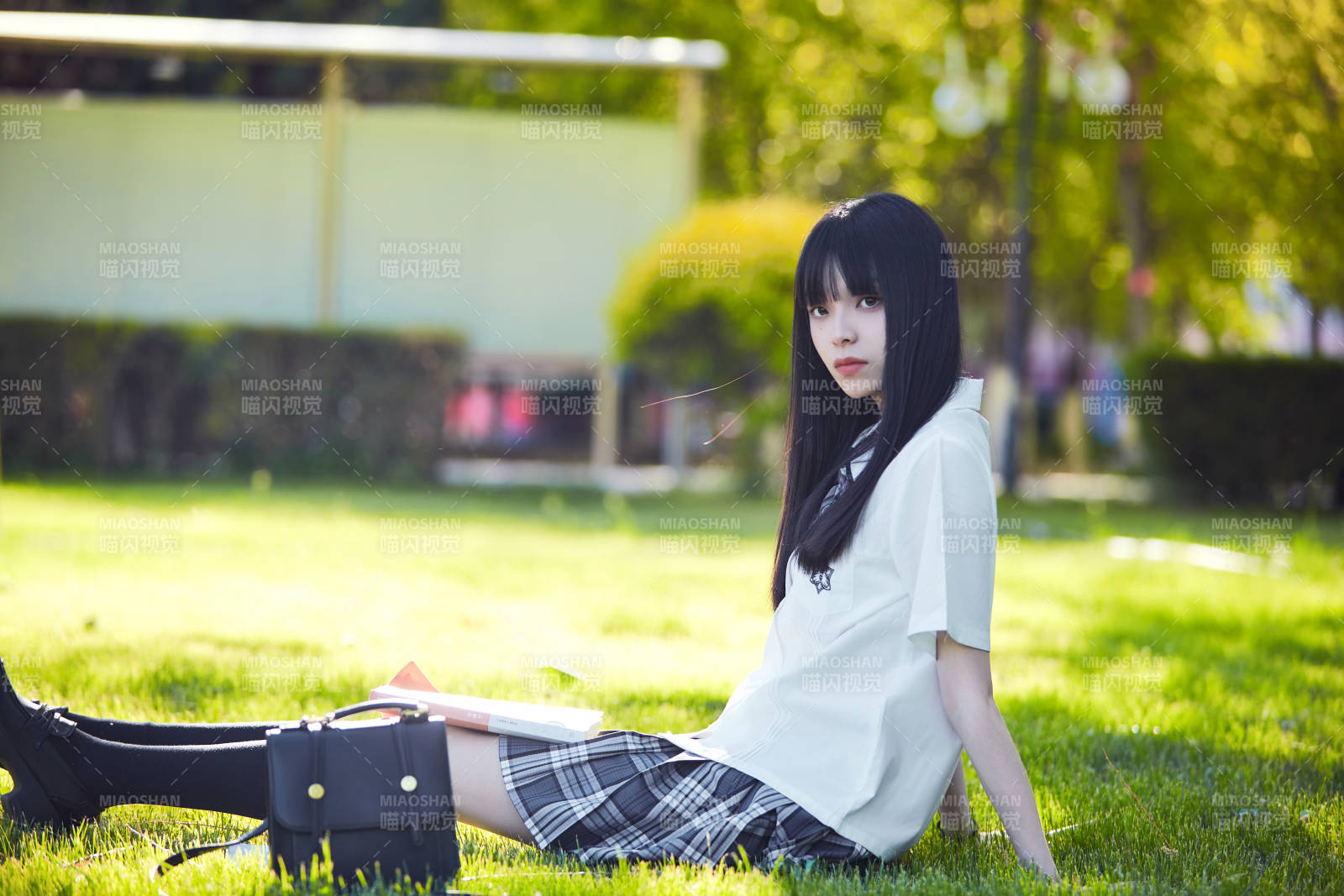 在户外草坪看书学习的女生图片