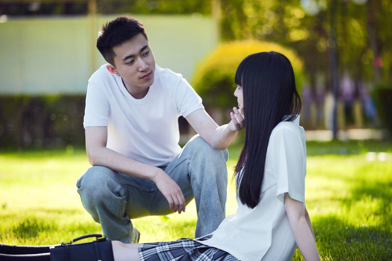 在户外草坪看书学习的女生图片