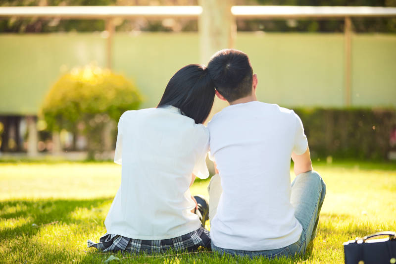 户外草坪上的年轻情侣图片