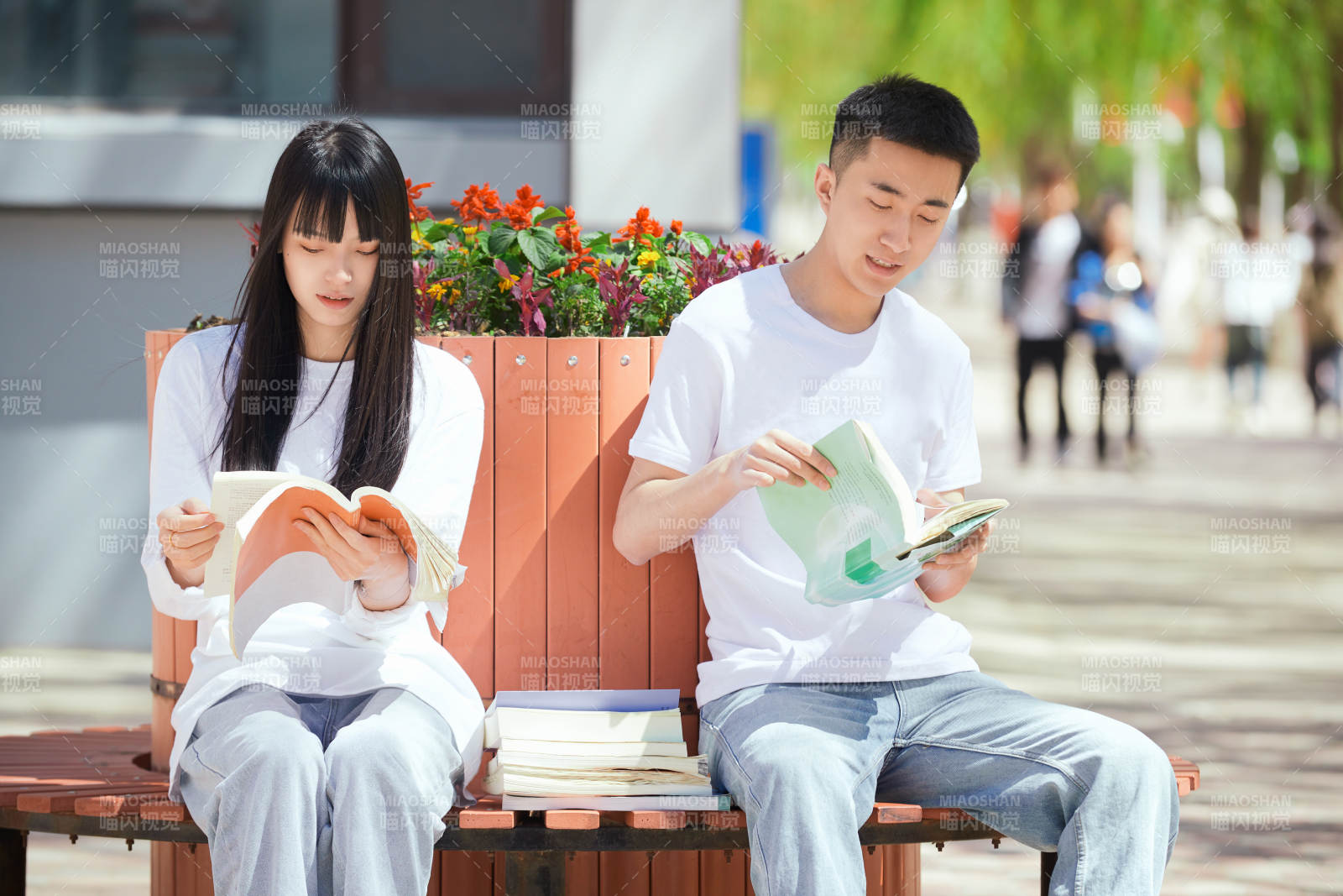 户外校园里读书学习的大学生图片