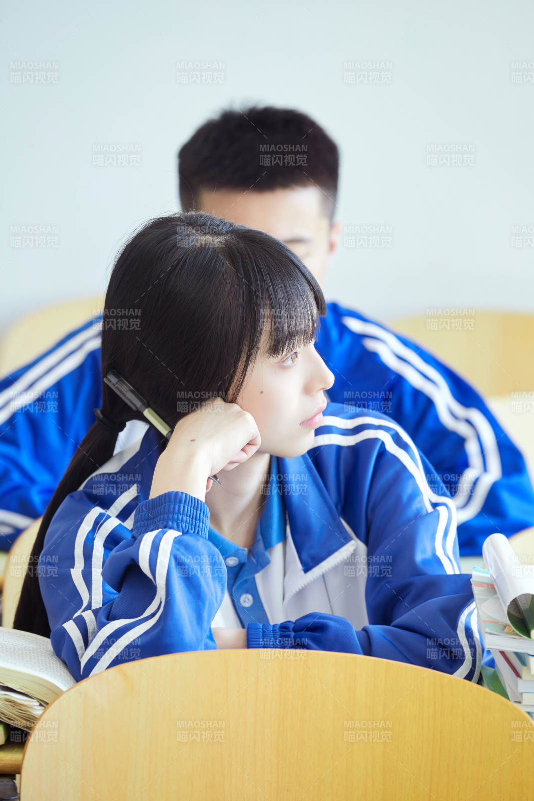 教室里努力看书学习备战高考的高中生图片