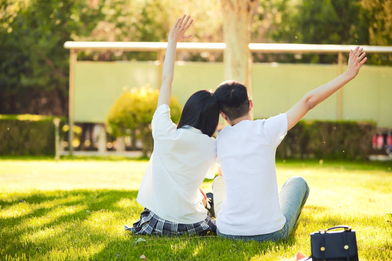 户外草坪上的年轻情侣图片