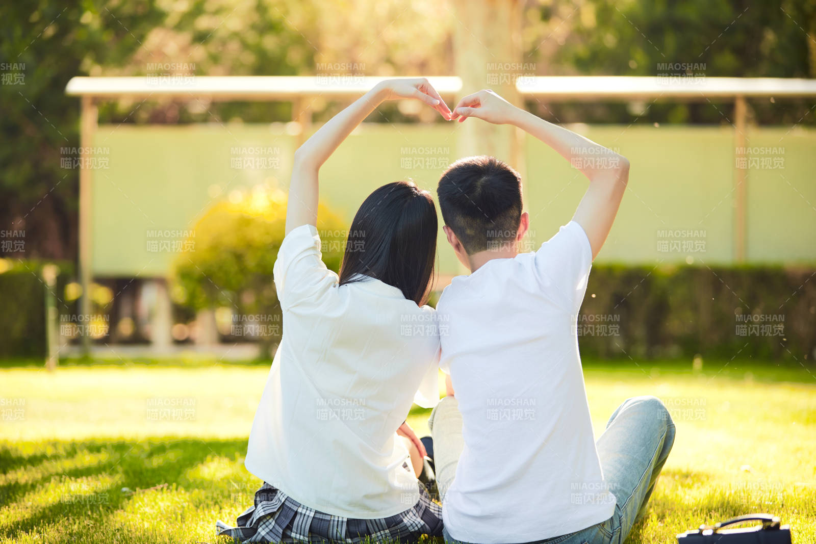 户外草坪上的年轻情侣图片
