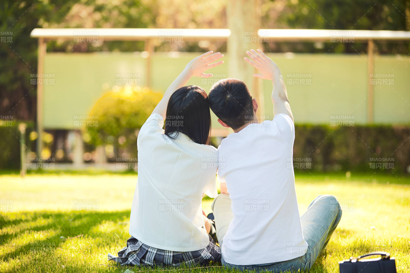 户外草坪上的年轻情侣图片