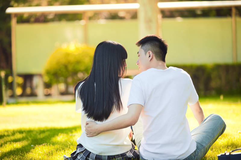 户外草坪上的年轻情侣图片