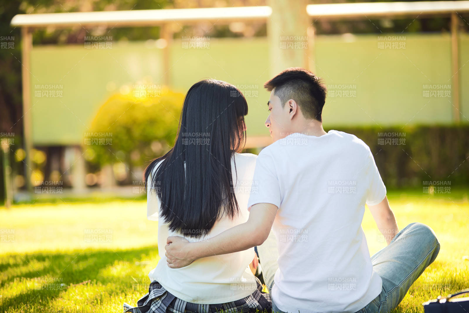 户外草坪上的年轻情侣图片