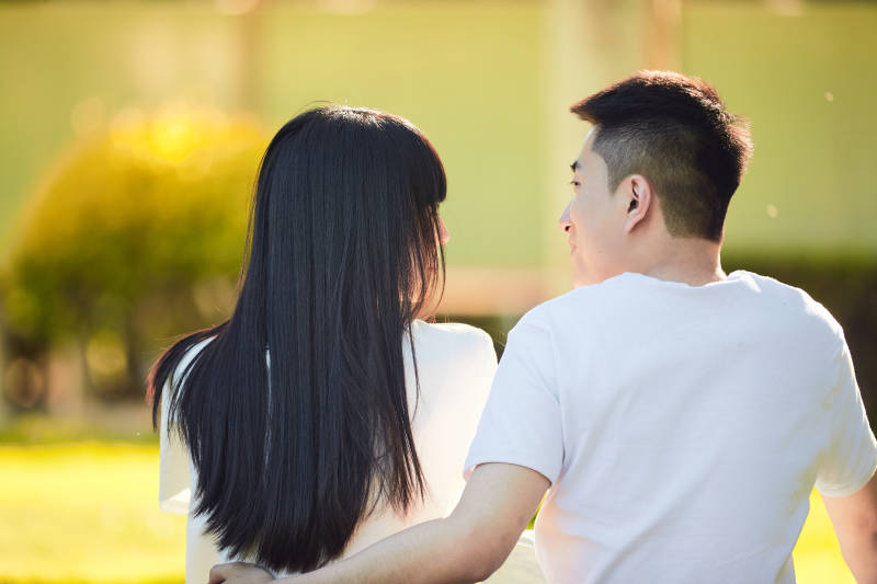 户外草坪上的年轻情侣图片