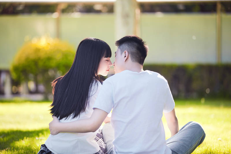 户外草坪上的年轻情侣图片