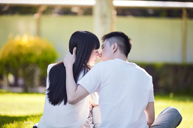 户外草坪上的年轻情侣图片