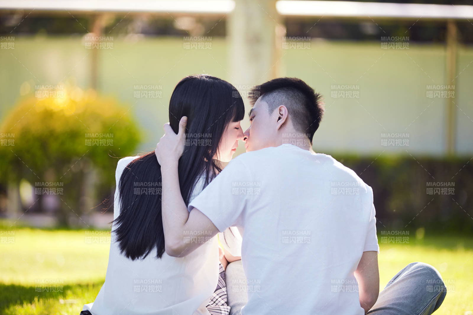 户外草坪上的年轻情侣图片