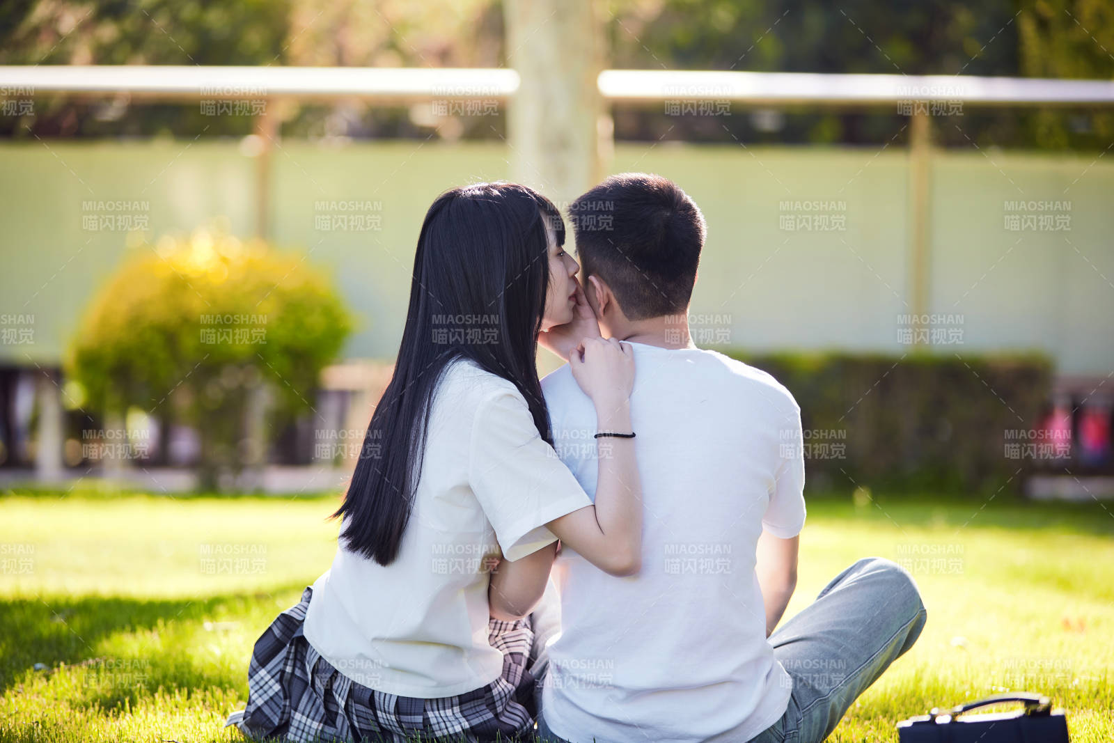 户外草坪上的年轻情侣图片