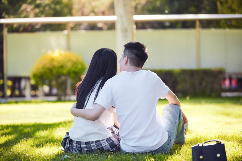 户外草坪上的年轻情侣图片