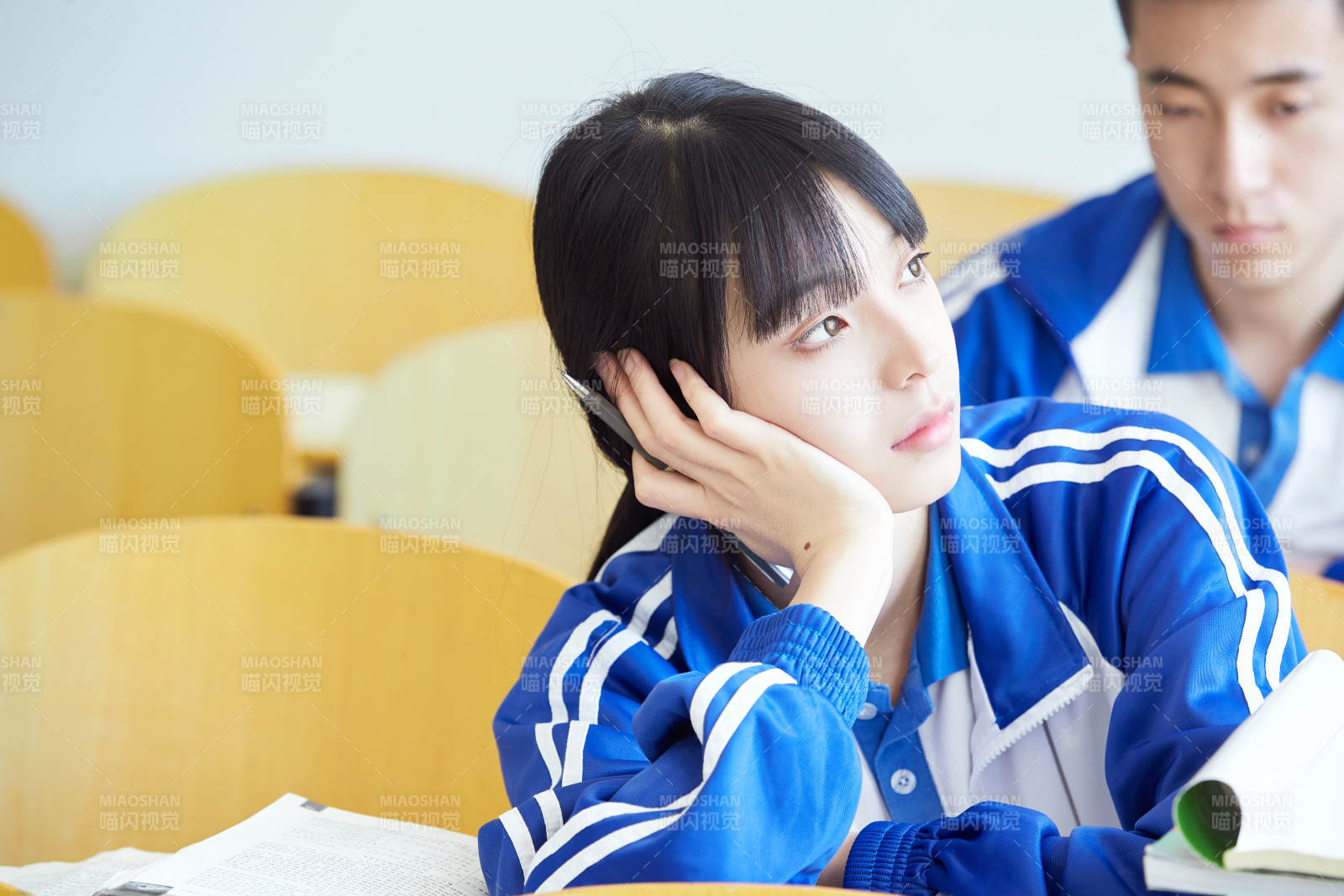 教室里努力看书学习备战高考的高中生图片