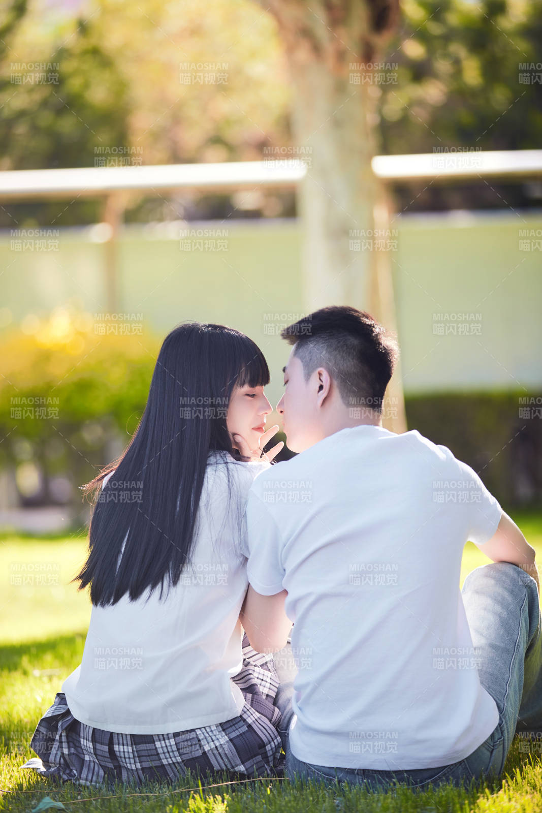 户外草坪上的年轻情侣图片
