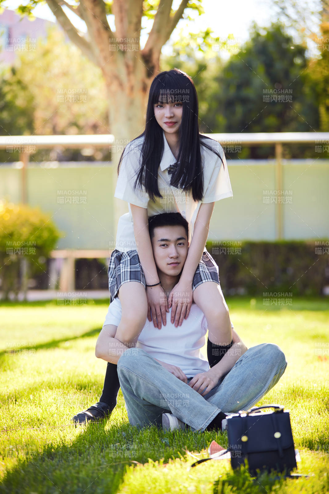 户外草坪上的年轻情侣图片