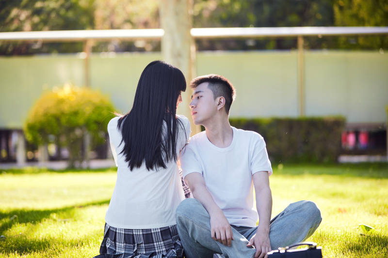 户外草坪上的年轻情侣图片