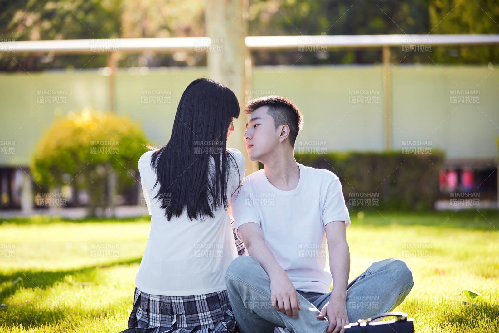 户外草坪上的年轻情侣图片
