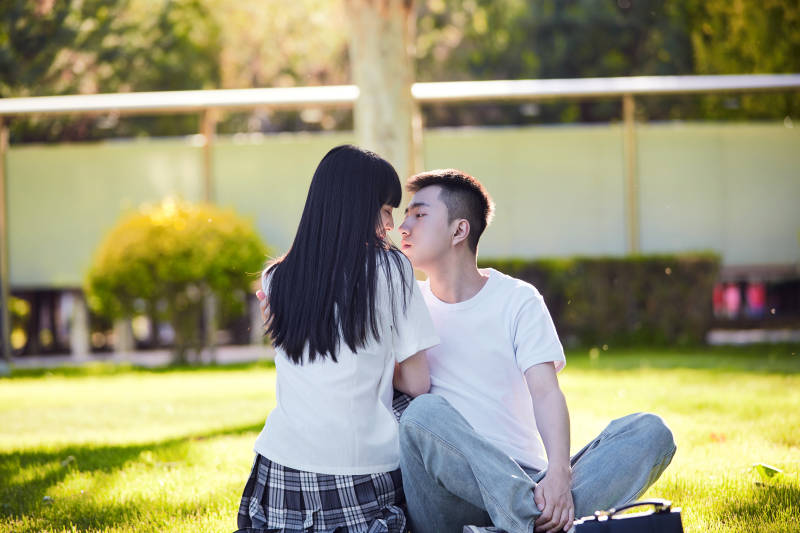 户外草坪上的年轻情侣图片