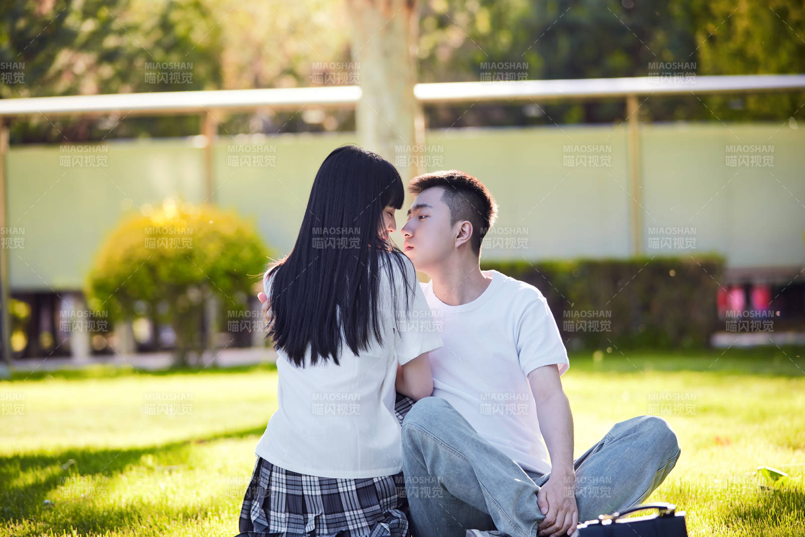 户外草坪上的年轻情侣图片