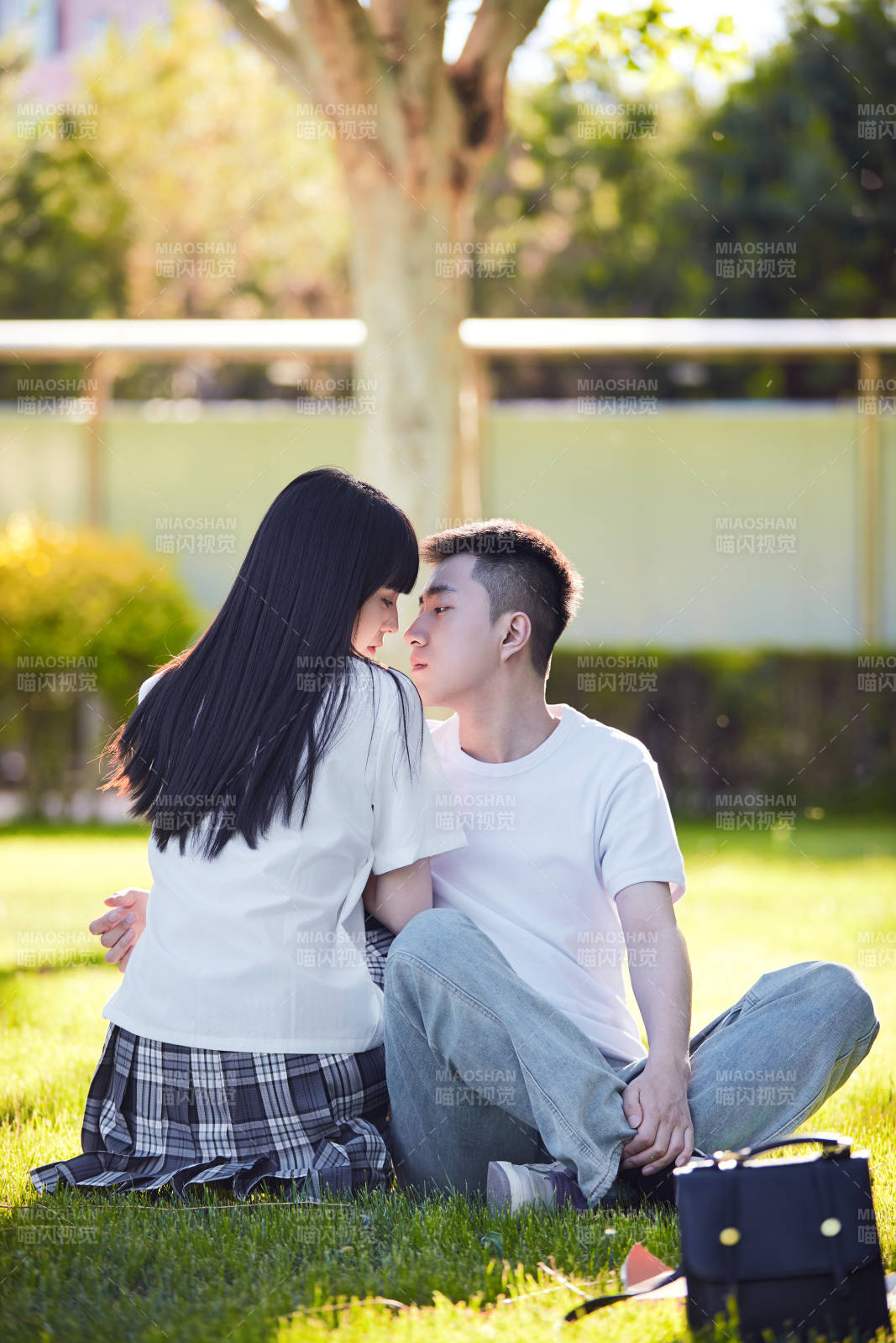 户外草坪上的年轻情侣图片