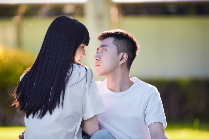 户外草坪上的年轻情侣图片