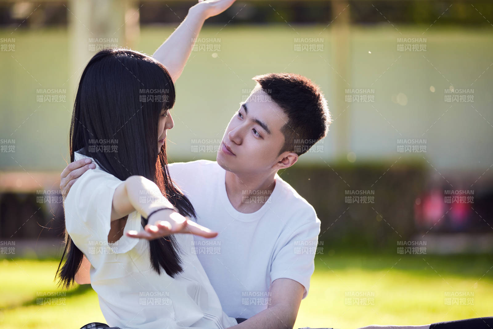 户外草坪上的年轻情侣图片