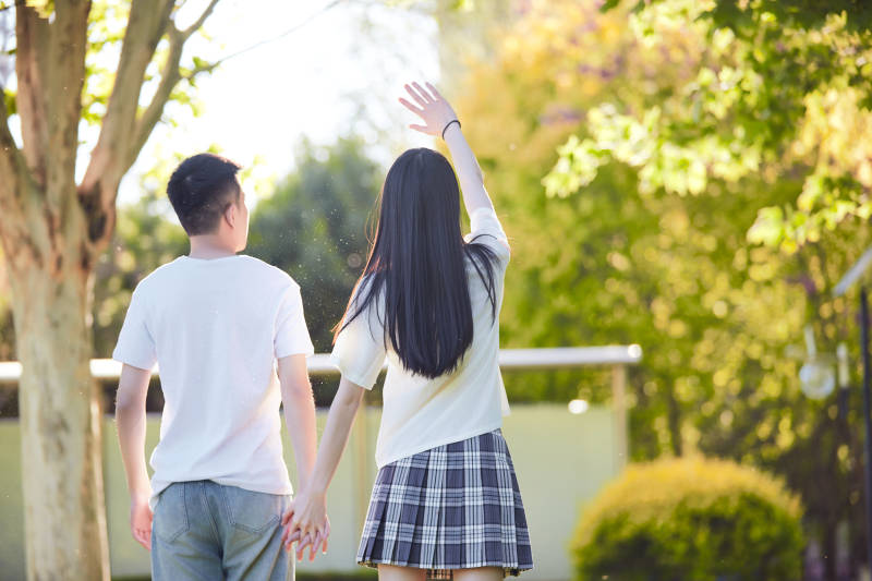 户外草坪上的年轻情侣图片