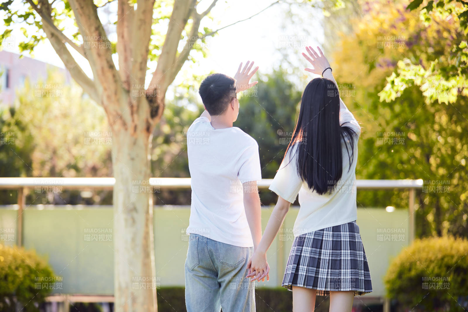 户外草坪上的年轻情侣图片