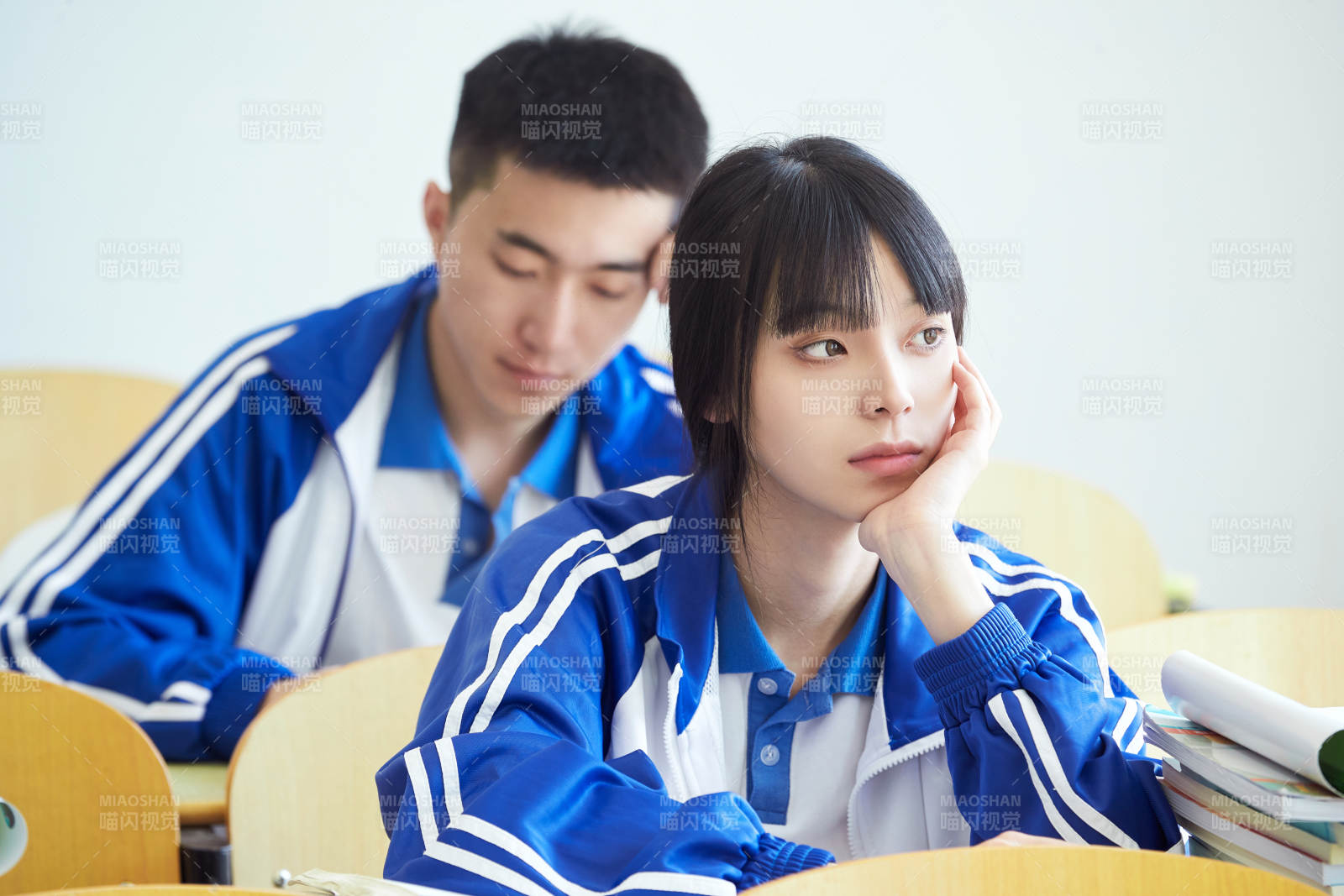 教室里努力看书学习备战高考的高中生图片