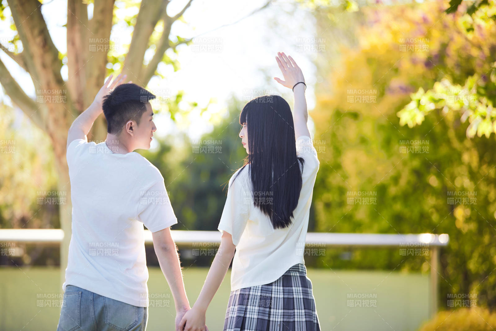 户外草坪上的年轻情侣图片