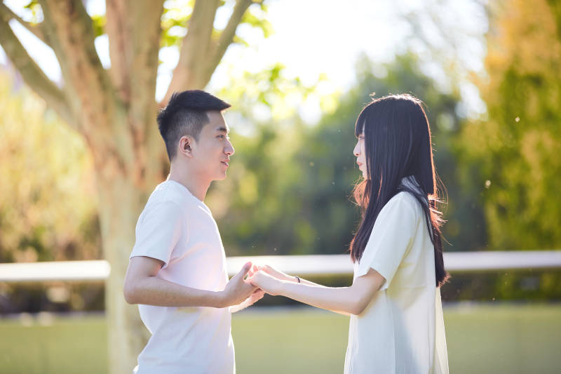 户外草坪上的年轻情侣图片