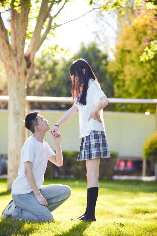 户外草坪上的年轻情侣图片