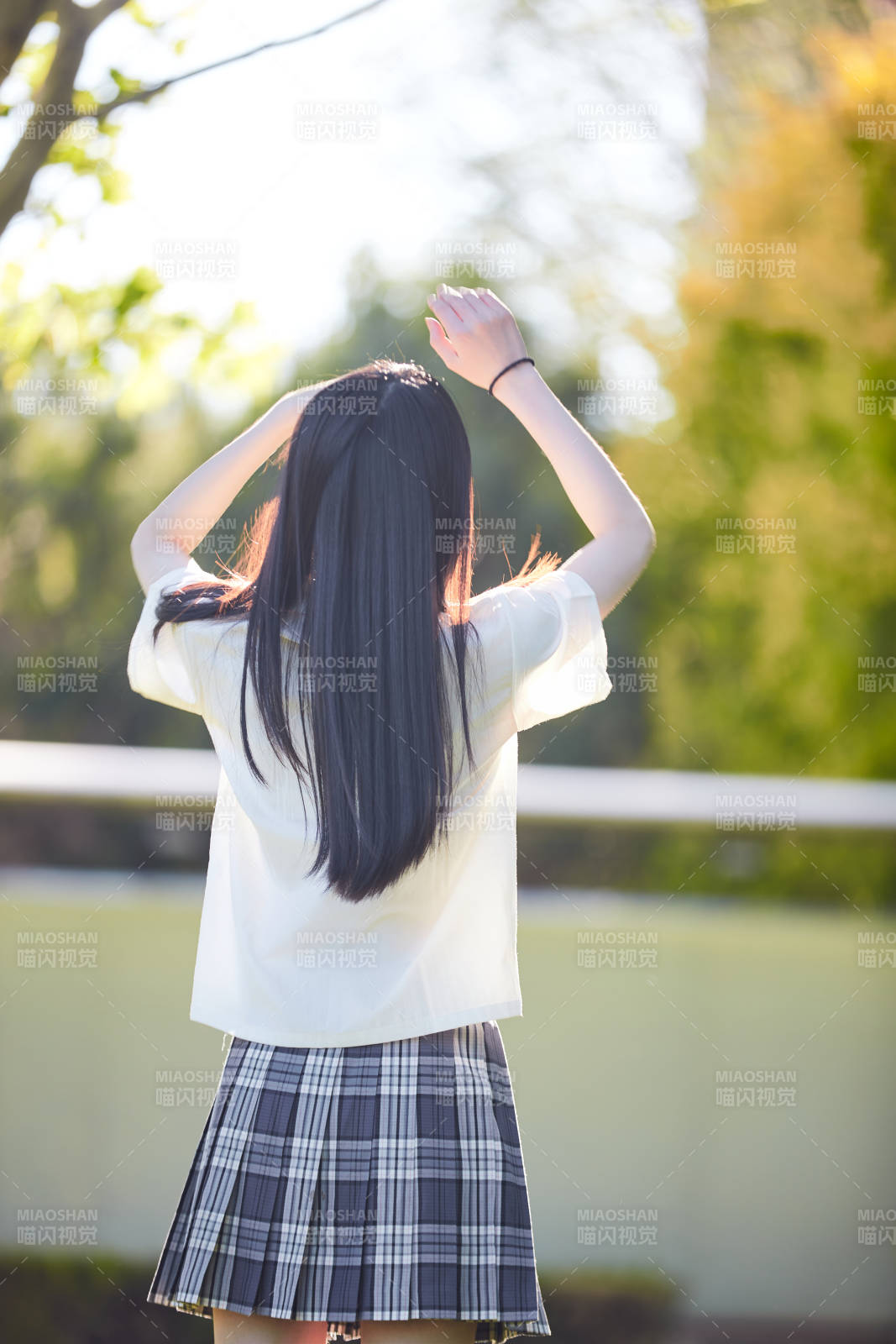 户外草坪上的年轻情侣图片