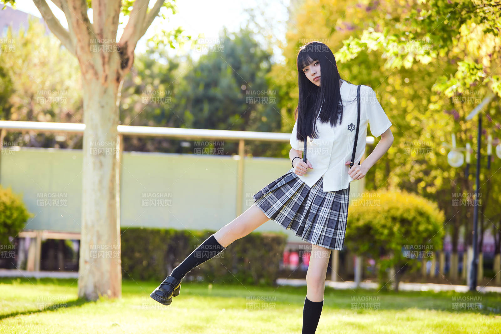 穿着日系JK制服的亚洲少女图片