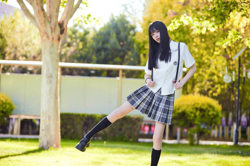 穿着日系JK制服的亚洲少女图片