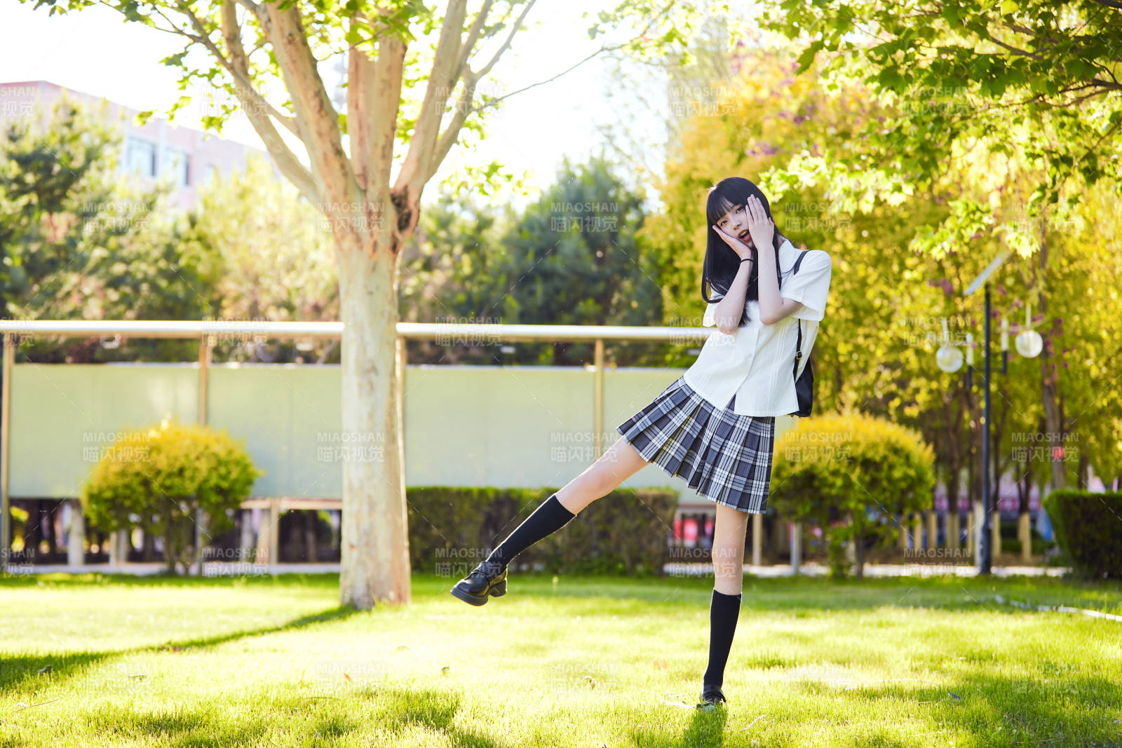 穿着日系JK制服的亚洲少女图片