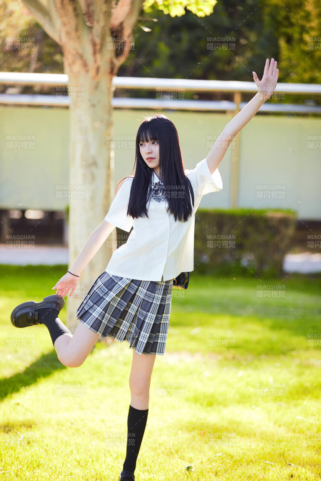 穿着日系JK制服的亚洲少女图片