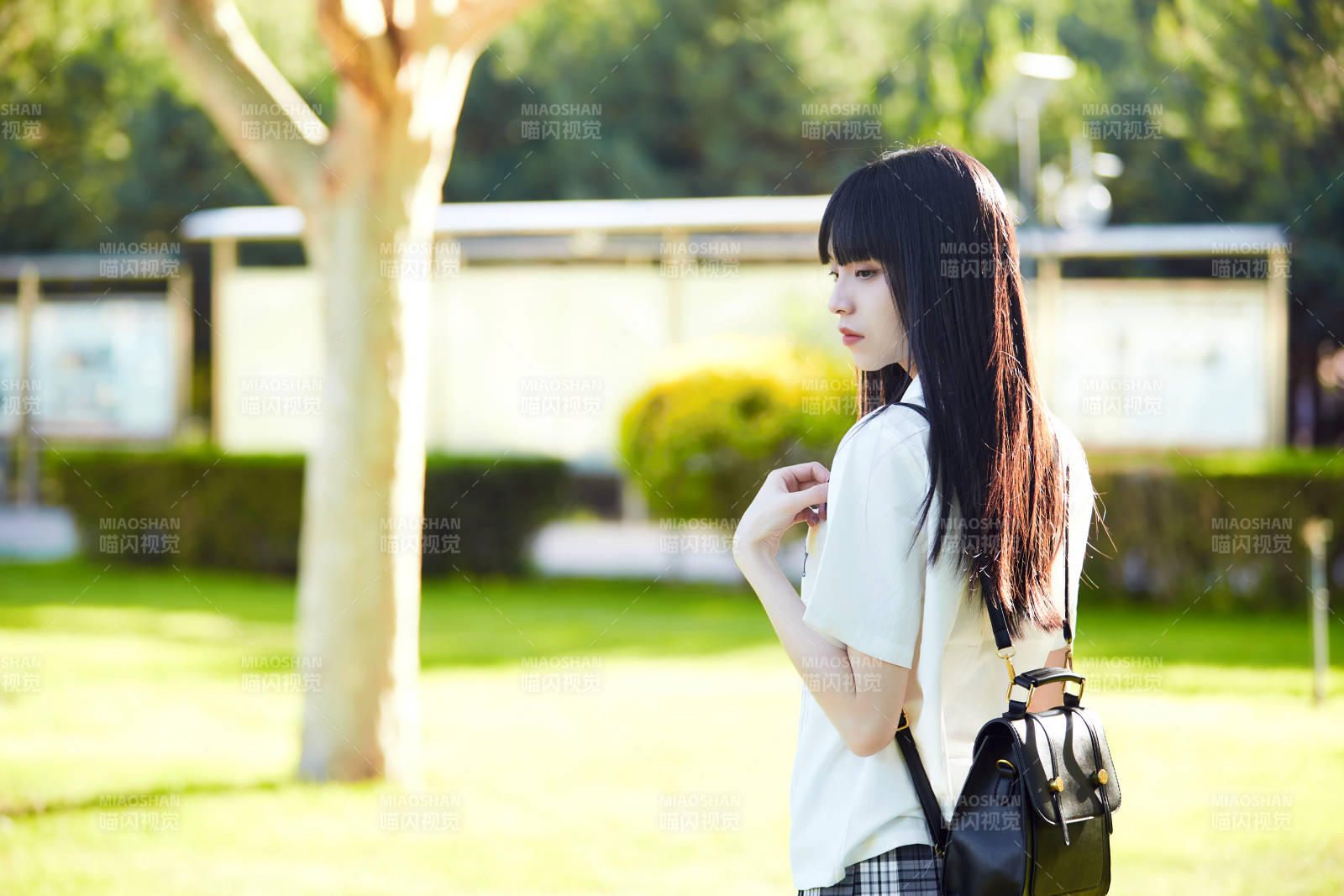 穿着日系JK制服的亚洲少女图片
