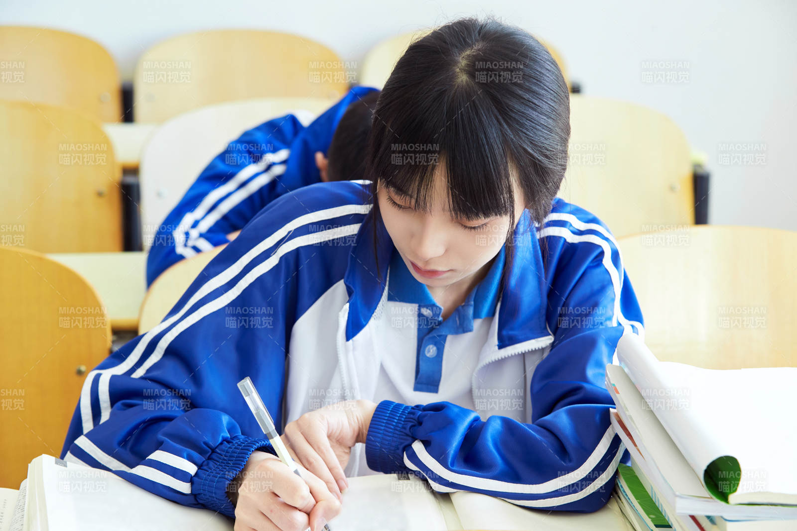 教室里努力看书学习备战高考的高中生图片