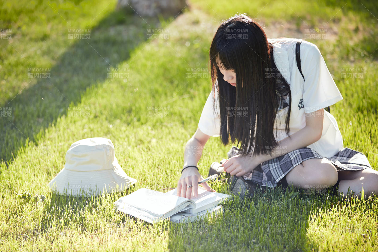 穿着日系JK制服的亚洲少女图片